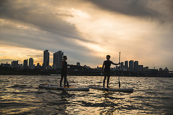 포토 JPG 주간 전신 커플 응시 여자 남자 스포츠 서기 미소 들기 20대 성인 야외 두명 옆모습 강 마주보기 한국인 수상스포츠 잡기 노 한강 성인만 패들보드 국내포토 자연요소 시선 뷰포인트 관계 모션 서울 표정 사람 동양인 청년 서핑 랜드마크 선박 파일형식