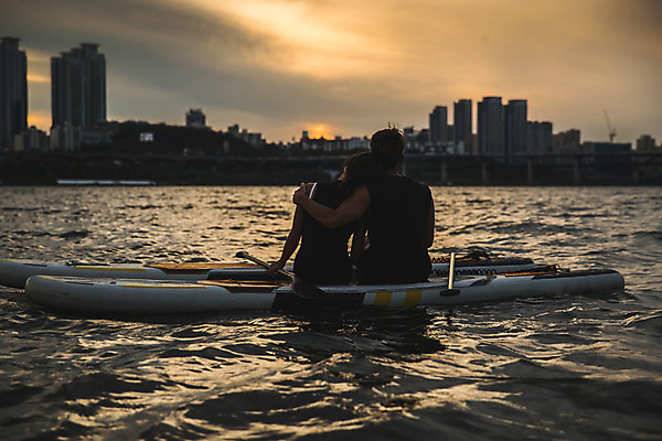 포토 JPG 주간 커플 응시 여자 남자 스포츠 어깨동무 앉기 상반신 20대 성인 야외 두명 뒷모습 강 기댐 한국인 수상스포츠 한강 성인만 패들보드 국내포토 자연요소 시선 뷰포인트 포즈 관계 모션 서울 사람 동양인 청년 서핑 랜드마크 파일형식