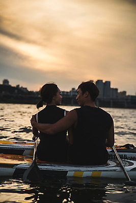 포토 JPG 주간 커플 응시 여자 남자 스포츠 어깨동무 미소 앉기 상반신 20대 성인 야외 두명 뒷모습 강 마주보기 한국인 수상스포츠 한강 성인만 패들보드 국내포토 자연요소 시선 뷰포인트 포즈 관계 모션 서울 표정 사람 동양인 청년 서핑 랜드마크 파일형식