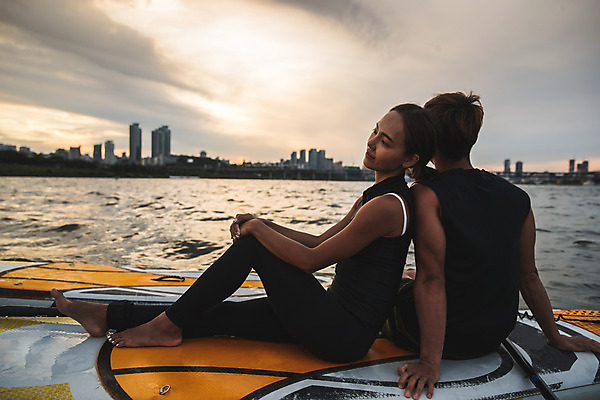포토 JPG 주간 전신 커플 응시 여자 남자 스포츠 앉기 20대 성인 야외 두명 옆모습 뒷모습 강 기댐 한국인 수상스포츠 한강 성인만 패들보드 국내포토 자연요소 시선 뷰포인트 관계 모션 서울 사람 동양인 청년 서핑 랜드마크 파일형식