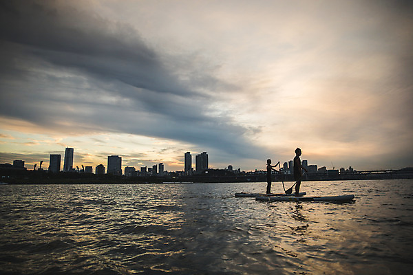 포토 JPG 주간 전신 커플 응시 여자 남자 스포츠 서기 들기 20대 성인 야외 두명 옆모습 강 한국인 수상스포츠 잡기 노 한강 노젓기 성인만 패들보드 국내포토 자연요소 시선 뷰포인트 관계 모션 서울 사람 동양인 청년 서핑 랜드마크 선박 파일형식