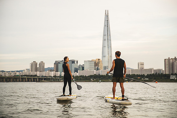 포토 JPG 주간 전신 커플 응시 여자 남자 스포츠 서기 미소 들기 20대 성인 야외 두명 뒷모습 강 마주보기 한국인 수상스포츠 잡기 노 한강 성인만 패들보드 국내포토 자연요소 시선 뷰포인트 관계 모션 서울 표정 사람 동양인 청년 서핑 랜드마크 선박 파일형식