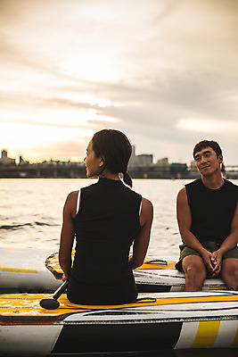 포토 JPG 주간 커플 응시 여자 남자 스포츠 미소 앉기 상반신 20대 성인 야외 두명 앞모습 뒷모습 강 한국인 수상스포츠 한강 성인만 패들보드 국내포토 자연요소 시선 뷰포인트 관계 모션 서울 표정 사람 동양인 청년 서핑 랜드마크 파일형식