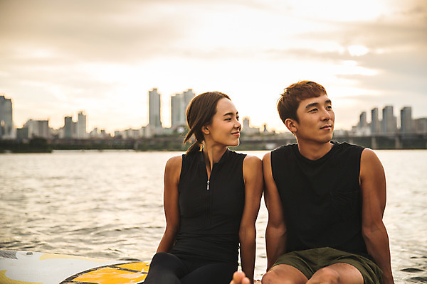 포토 JPG 주간 커플 응시 여자 남자 스포츠 미소 앉기 상반신 20대 성인 야외 두명 앞모습 강 한국인 수상스포츠 한강 성인만 패들보드 국내포토 자연요소 시선 뷰포인트 관계 모션 서울 표정 사람 동양인 청년 서핑 랜드마크 파일형식