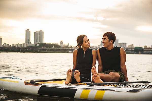 포토 JPG 주간 전신 커플 응시 여자 남자 스포츠 미소 앉기 20대 성인 야외 두명 앞모습 강 마주보기 한국인 수상스포츠 한강 성인만 패들보드 국내포토 자연요소 시선 뷰포인트 관계 모션 서울 표정 사람 동양인 청년 서핑 랜드마크 파일형식