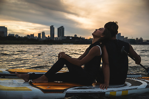 포토 JPG 주간 전신 커플 응시 여자 남자 스포츠 앉기 20대 성인 야외 두명 옆모습 뒷모습 강 한국인 수상스포츠 한강 성인만 패들보드 국내포토 자연요소 시선 뷰포인트 관계 모션 서울 사람 동양인 청년 서핑 랜드마크 파일형식
