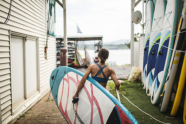 포토 JPG 주간 여자 스포츠 건강 한명 서기 상반신 20대 성인 야외 뒷모습 강 한국인 수상스포츠 잡기 한강 성인여자한명만 패들보드 국내포토 자연요소 1 뷰포인트 모션 서울 사람 동양인 청년 서핑 랜드마크 여자한명만 성인여자만 파일형식