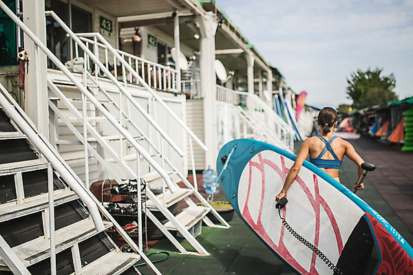 포토 JPG 주간 여자 스포츠 한명 상반신 20대 성인 야외 뒷모습 강 걷기 한국인 수상스포츠 잡기 한강 성인여자한명만 패들보드 국내포토 자연요소 1 뷰포인트 모션 서울 사람 동양인 청년 서핑 랜드마크 여자한명만 성인여자만 파일형식