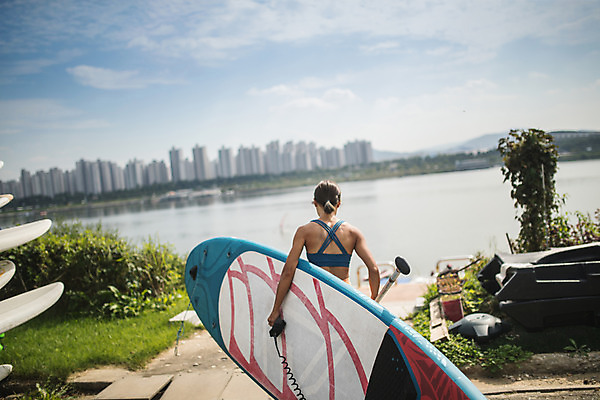 포토 JPG 주간 여자 스포츠 한명 상반신 20대 성인 야외 뒷모습 강 걷기 한국인 수상스포츠 잡기 한강 성인여자한명만 패들보드 국내포토 자연요소 1 뷰포인트 모션 서울 사람 동양인 청년 서핑 랜드마크 여자한명만 성인여자만 파일형식