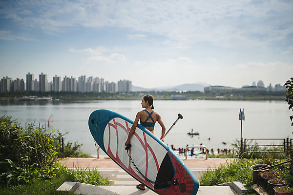 포토 JPG 주간 전신 여자 스포츠 한명 20대 성인 야외 뒷모습 강 걷기 한국인 수상스포츠 잡기 한강 성인여자한명만 패들보드 국내포토 자연요소 1 뷰포인트 모션 서울 사람 동양인 청년 서핑 랜드마크 여자한명만 성인여자만 파일형식