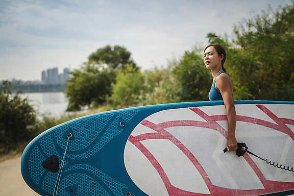 포토 JPG 주간 여자 스포츠 한명 상반신 20대 성인 야외 옆모습 강 걷기 한국인 수상스포츠 잡기 한강 성인여자한명만 패들보드 국내포토 자연요소 1 뷰포인트 모션 서울 사람 동양인 청년 서핑 랜드마크 여자한명만 성인여자만 파일형식