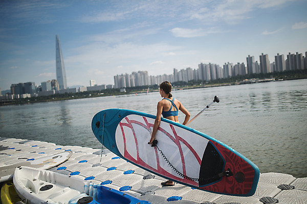 포토 JPG 주간 전신 여자 스포츠 한명 20대 성인 야외 뒷모습 강 걷기 한국인 수상스포츠 잡기 한강 성인여자한명만 패들보드 국내포토 자연요소 1 뷰포인트 모션 서울 사람 동양인 청년 서핑 랜드마크 여자한명만 성인여자만 파일형식