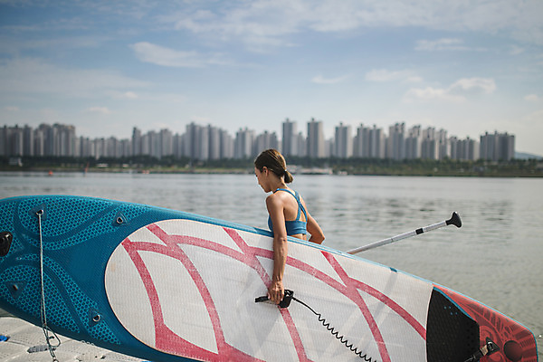 포토 JPG 주간 여자 스포츠 한명 상반신 20대 성인 야외 옆모습 강 걷기 한국인 수상스포츠 잡기 한강 성인여자한명만 패들보드 국내포토 자연요소 1 뷰포인트 모션 서울 사람 동양인 청년 서핑 랜드마크 여자한명만 성인여자만 파일형식