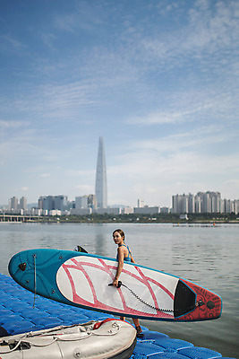 포토 JPG 주간 전신 응시 여자 스포츠 한명 서기 20대 성인 야외 옆모습 강 한국인 수상스포츠 잡기 한강 성인여자한명만 패들보드 국내포토 자연요소 1 시선 뷰포인트 모션 서울 사람 동양인 청년 서핑 랜드마크 여자한명만 성인여자만 파일형식