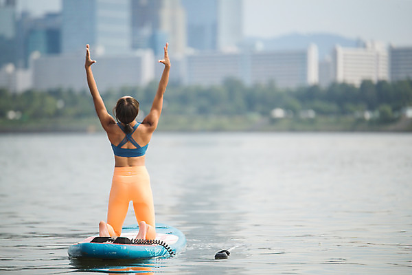 포토 JPG 주간 전신 여자 스포츠 요가 건강 한명 앉기 20대 성인 야외 뒷모습 강 운동 손들기 스트레칭 한국인 수상스포츠 한강 손뻗기 성인여자한명만 패들보드 국내포토 자연요소 1 웰빙 뷰포인트 모션 서울 사람 동양인 청년 서핑 랜드마크 여자한명만 성인여자만 파일형식