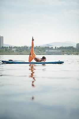 포토 JPG 주간 전신 응시 여자 스포츠 요가 건강 한명 20대 성인 야외 옆모습 강 운동 스트레칭 한국인 수상스포츠 한강 다리들기 성인여자한명만 패들보드 국내포토 자연요소 1 웰빙 시선 뷰포인트 모션 서울 사람 동양인 청년 서핑 랜드마크 여자한명만 성인여자만 파일형식