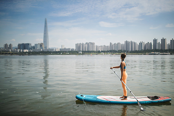 포토 JPG 주간 전신 응시 여자 스포츠 요가 건강 한명 서기 20대 성인 야외 옆모습 강 한국인 수상스포츠 잡기 한강 성인여자한명만 패들보드 국내포토 자연요소 1 웰빙 시선 뷰포인트 모션 서울 사람 동양인 청년 서핑 랜드마크 여자한명만 성인여자만 파일형식