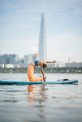 포토 JPG 주간 전신 응시 여자 스포츠 요가 건강 한명 앉기 20대 성인 야외 옆모습 강 운동 스트레칭 한국인 수상스포츠 한강 손뻗기 성인여자한명만 패들보드 국내포토 자연요소 1 웰빙 시선 뷰포인트 모션 서울 사람 동양인 청년 서핑 랜드마크 여자한명만 성인여자만 파일형식
