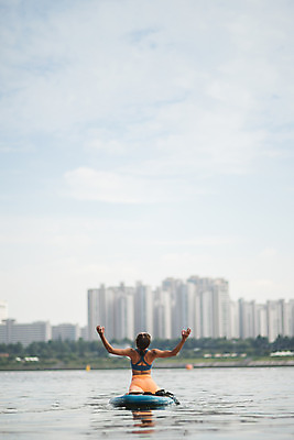 포토 JPG 주간 전신 여자 스포츠 요가 건강 한명 앉기 20대 성인 야외 뒷모습 강 운동 스트레칭 만세 한국인 수상스포츠 한강 손뻗기 성인여자한명만 패들보드 국내포토 자연요소 1 웰빙 뷰포인트 모션 서울 사람 동양인 청년 서핑 랜드마크 여자한명만 성인여자만 파일형식