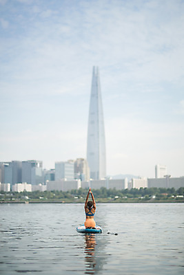 포토 JPG 주간 전신 여자 스포츠 요가 건강 한명 앉기 20대 성인 야외 뒷모습 강 운동 스트레칭 한국인 수상스포츠 한강 손모으기 손뻗기 성인여자한명만 패들보드 국내포토 자연요소 1 웰빙 뷰포인트 모션 서울 사람 동양인 손짓 청년 서핑 랜드마크 여자한명만 성인여자만 파일형식