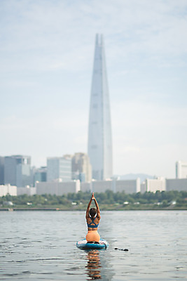 포토 JPG 주간 전신 여자 스포츠 요가 건강 한명 앉기 20대 성인 야외 뒷모습 강 운동 스트레칭 한국인 수상스포츠 한강 손모으기 손뻗기 성인여자한명만 패들보드 국내포토 자연요소 1 웰빙 뷰포인트 모션 서울 사람 동양인 손짓 청년 서핑 랜드마크 여자한명만 성인여자만 파일형식