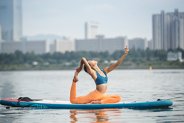 포토 JPG 주간 전신 여자 스포츠 요가 건강 한명 앉기 20대 성인 야외 옆모습 강 운동 손들기 스트레칭 한국인 수상스포츠 한강 손뻗기 다리들기 성인여자한명만 패들보드 국내포토 자연요소 1 웰빙 뷰포인트 모션 서울 사람 동양인 청년 서핑 랜드마크 여자한명만 성인여자만 파일형식