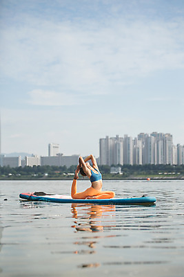 포토 JPG 주간 전신 여자 스포츠 요가 건강 한명 앉기 20대 성인 야외 옆모습 강 운동 스트레칭 한국인 수상스포츠 한강 다리들기 성인여자한명만 패들보드 국내포토 자연요소 1 웰빙 뷰포인트 모션 서울 사람 동양인 청년 서핑 랜드마크 여자한명만 성인여자만 파일형식
