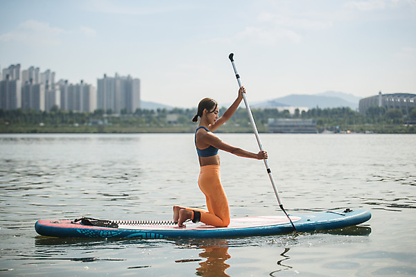 포토 JPG 주간 전신 여자 스포츠 요가 건강 한명 앉기 20대 성인 야외 옆모습 강 한국인 수상스포츠 잡기 노 한강 성인여자한명만 패들보드 국내포토 자연요소 1 웰빙 뷰포인트 모션 서울 사람 동양인 청년 서핑 랜드마크 선박 여자한명만 성인여자만 파일형식