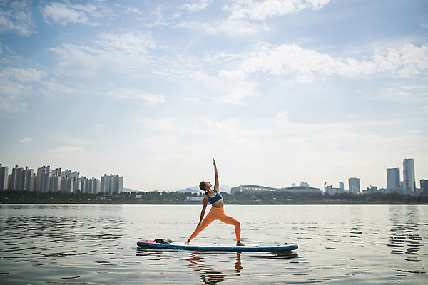 포토 JPG 주간 전신 응시 여자 스포츠 요가 건강 한명 서기 20대 성인 야외 앞모습 강 운동 스트레칭 한국인 수상스포츠 한강 손뻗기 성인여자한명만 패들보드 국내포토 자연요소 1 웰빙 시선 뷰포인트 모션 서울 사람 동양인 청년 서핑 랜드마크 여자한명만 성인여자만 파일형식
