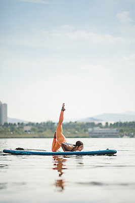 포토 JPG 주간 전신 응시 여자 엎드리기 스포츠 요가 건강 한명 20대 성인 야외 옆모습 강 운동 스트레칭 한국인 수상스포츠 한강 다리들기 성인여자한명만 패들보드 국내포토 자연요소 1 웰빙 시선 뷰포인트 모션 서울 사람 동양인 청년 서핑 랜드마크 여자한명만 성인여자만 파일형식