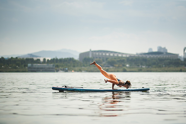 포토 JPG 주간 전신 응시 여자 엎드리기 스포츠 요가 건강 한명 20대 성인 야외 옆모습 강 운동 스트레칭 한국인 수상스포츠 한강 다리들기 성인여자한명만 패들보드 국내포토 자연요소 1 웰빙 시선 뷰포인트 모션 서울 사람 동양인 청년 서핑 랜드마크 여자한명만 성인여자만 파일형식