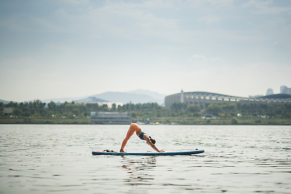 포토 JPG 주간 전신 응시 여자 엎드리기 스포츠 요가 건강 한명 서기 20대 성인 야외 옆모습 강 운동 스트레칭 한국인 수상스포츠 한강 손뻗기 성인여자한명만 패들보드 국내포토 자연요소 1 웰빙 시선 뷰포인트 모션 서울 사람 동양인 청년 서핑 랜드마크 여자한명만 성인여자만 파일형식