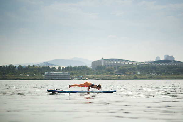 포토 JPG 주간 전신 응시 여자 엎드리기 스포츠 요가 건강 한명 20대 성인 야외 옆모습 강 운동 스트레칭 한국인 수상스포츠 한강 다리들기 성인여자한명만 패들보드 국내포토 자연요소 1 웰빙 시선 뷰포인트 모션 서울 사람 동양인 청년 서핑 랜드마크 여자한명만 성인여자만 파일형식