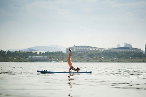 포토 JPG 주간 전신 응시 여자 스포츠 요가 건강 한명 20대 성인 야외 옆모습 강 운동 스트레칭 한국인 수상스포츠 한강 다리들기 성인여자한명만 패들보드 국내포토 자연요소 1 웰빙 시선 뷰포인트 모션 서울 사람 동양인 청년 서핑 랜드마크 여자한명만 성인여자만 파일형식