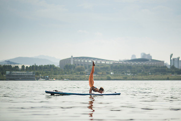 포토 JPG 주간 전신 응시 여자 스포츠 요가 건강 한명 20대 성인 야외 옆모습 강 운동 스트레칭 한국인 수상스포츠 한강 다리들기 성인여자한명만 패들보드 국내포토 자연요소 1 웰빙 시선 뷰포인트 모션 서울 사람 동양인 청년 서핑 랜드마크 여자한명만 성인여자만 파일형식