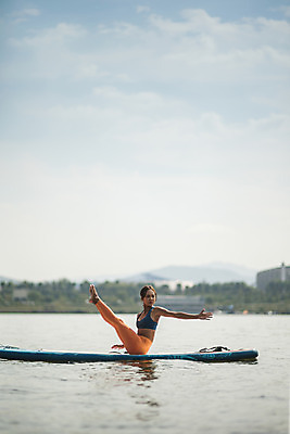 포토 JPG 주간 전신 응시 여자 스포츠 요가 건강 한명 앉기 20대 성인 야외 옆모습 강 운동 스트레칭 한국인 수상스포츠 한강 손뻗기 다리들기 성인여자한명만 패들보드 국내포토 자연요소 1 웰빙 시선 뷰포인트 모션 서울 사람 동양인 청년 서핑 랜드마크 여자한명만 성인여자만 파일형식