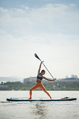 포토 JPG 주간 전신 응시 여자 스포츠 요가 건강 한명 서기 20대 성인 야외 앞모습 강 운동 스트레칭 한국인 수상스포츠 잡기 노 한강 손뻗기 성인여자한명만 패들보드 국내포토 자연요소 1 웰빙 시선 뷰포인트 모션 서울 사람 동양인 청년 서핑 랜드마크 선박 여자한명만 성인여자만 파일형식