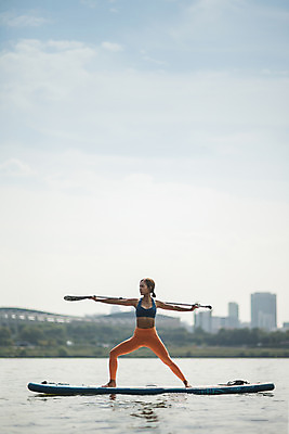 포토 JPG 주간 전신 응시 여자 스포츠 요가 건강 한명 서기 20대 성인 야외 앞모습 강 운동 스트레칭 한국인 수상스포츠 잡기 노 한강 손뻗기 성인여자한명만 패들보드 국내포토 자연요소 1 웰빙 시선 뷰포인트 모션 서울 사람 동양인 청년 서핑 랜드마크 선박 여자한명만 성인여자만 파일형식