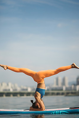 포토 JPG 주간 전신 여자 스포츠 요가 건강 한명 20대 성인 야외 옆모습 강 운동 스트레칭 한국인 수상스포츠 한강 다리들기 성인여자한명만 패들보드 국내포토 자연요소 1 웰빙 뷰포인트 모션 서울 사람 동양인 청년 서핑 랜드마크 여자한명만 성인여자만 파일형식