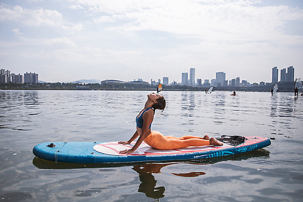 포토 JPG 주간 전신 여자 엎드리기 스포츠 요가 건강 한명 20대 성인 야외 옆모습 강 운동 스트레칭 한국인 수상스포츠 한강 성인여자한명만 패들보드 국내포토 자연요소 1 웰빙 뷰포인트 모션 서울 사람 동양인 청년 서핑 랜드마크 여자한명만 성인여자만 파일형식