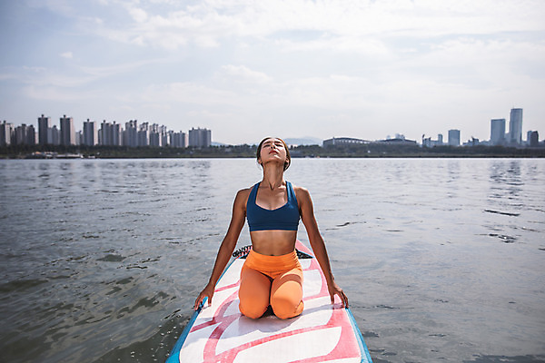 포토 JPG 주간 전신 응시 여자 스포츠 요가 건강 한명 앉기 20대 성인 야외 앞모습 강 운동 스트레칭 한국인 수상스포츠 한강 성인여자한명만 패들보드 국내포토 자연요소 1 웰빙 시선 뷰포인트 모션 서울 사람 동양인 청년 서핑 랜드마크 여자한명만 성인여자만 파일형식