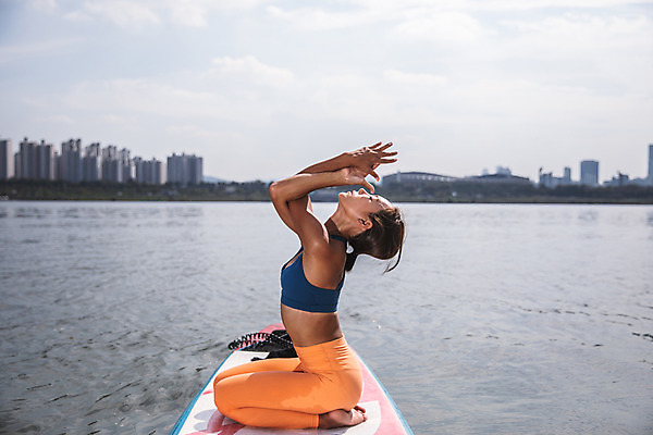 포토 JPG 주간 전신 응시 여자 스포츠 요가 건강 한명 앉기 20대 성인 야외 옆모습 강 운동 스트레칭 한국인 수상스포츠 한강 성인여자한명만 패들보드 국내포토 자연요소 1 웰빙 시선 뷰포인트 모션 서울 사람 동양인 청년 서핑 랜드마크 여자한명만 성인여자만 파일형식