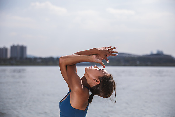 포토 JPG 주간 응시 여자 스포츠 요가 건강 한명 앉기 상반신 20대 성인 야외 옆모습 강 운동 스트레칭 한국인 수상스포츠 한강 손모으기 성인여자한명만 패들보드 국내포토 자연요소 1 웰빙 시선 뷰포인트 모션 서울 사람 동양인 손짓 청년 서핑 랜드마크 여자한명만 성인여자만 파일형식