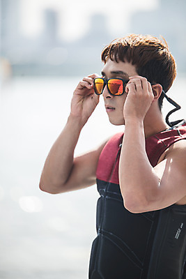포토 JPG 주간 응시 남자 스포츠 한명 상반신 20대 성인 야외 옆모습 선글라스 한국인 윈드서핑 수상스포츠 잡기 즐거움 한강 윈드서핑보드 성인남자한명만 국내포토 자연요소 1 시선 감정 안경 뷰포인트 모션 서울 사람 동양인 청년 랜드마크 남자한명만 성인남자만 파일형식