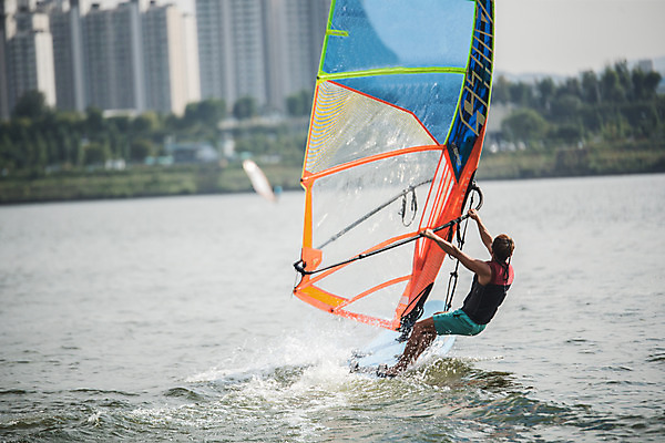 포토 JPG 주간 전신 남자 스포츠 한명 서기 20대 성인 야외 옆모습 한국인 윈드서핑 수상스포츠 잡기 즐거움 한강 윈드서핑보드 성인남자한명만 국내포토 자연요소 1 감정 뷰포인트 모션 서울 사람 동양인 청년 랜드마크 남자한명만 성인남자만 파일형식