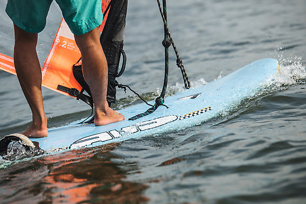 포토 JPG 주간 남자 스포츠 한명 서기 20대 성인 야외 뒷모습 한국인 하반신 다리 윈드서핑 수상스포츠 즐거움 한강 윈드서핑보드 성인남자한명만 국내포토 자연요소 1 감정 뷰포인트 모션 서울 사람 동양인 청년 신체부위 랜드마크 남자한명만 성인남자만 파일형식