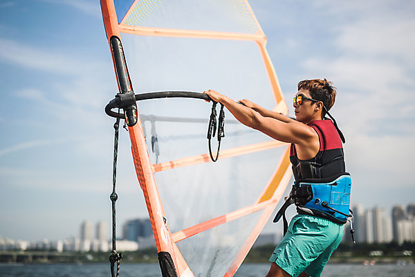 포토 JPG 주간 남자 스포츠 한명 서기 상반신 20대 성인 야외 옆모습 한국인 윈드서핑 수상스포츠 잡기 즐거움 한강 윈드서핑보드 성인남자한명만 국내포토 자연요소 1 감정 뷰포인트 모션 서울 사람 동양인 청년 랜드마크 남자한명만 성인남자만 파일형식