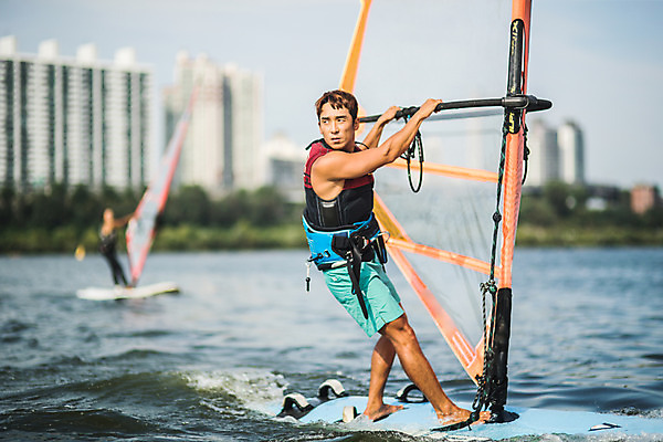 포토 JPG 주간 전신 응시 남자 스포츠 한명 서기 20대 성인 야외 옆모습 한국인 윈드서핑 수상스포츠 잡기 즐거움 한강 윈드서핑보드 성인남자한명만 국내포토 자연요소 1 시선 감정 뷰포인트 모션 서울 사람 동양인 청년 랜드마크 남자한명만 성인남자만 파일형식
