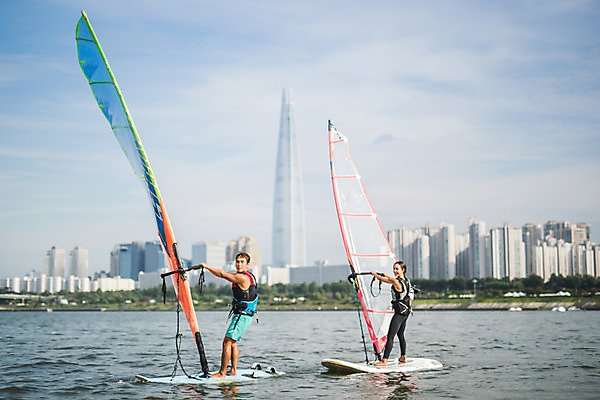 포토 JPG 주간 전신 응시 여자 남자 스포츠 서기 20대 성인 야외 두명 옆모습 한국인 윈드서핑 수상스포츠 잡기 즐거움 한강 윈드서핑보드 성인만 국내포토 자연요소 시선 감정 뷰포인트 모션 서울 사람 동양인 청년 랜드마크 파일형식