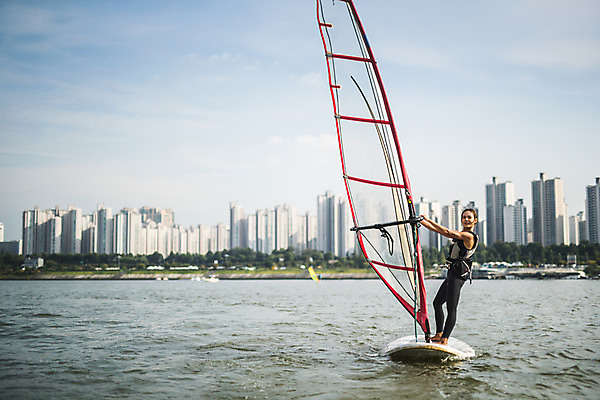 포토 JPG 주간 전신 응시 여자 스포츠 한명 서기 20대 성인 야외 옆모습 한국인 윈드서핑 수상스포츠 잡기 즐거움 한강 윈드서핑보드 성인여자한명만 국내포토 자연요소 1 시선 감정 뷰포인트 모션 서울 사람 동양인 청년 랜드마크 여자한명만 성인여자만 파일형식